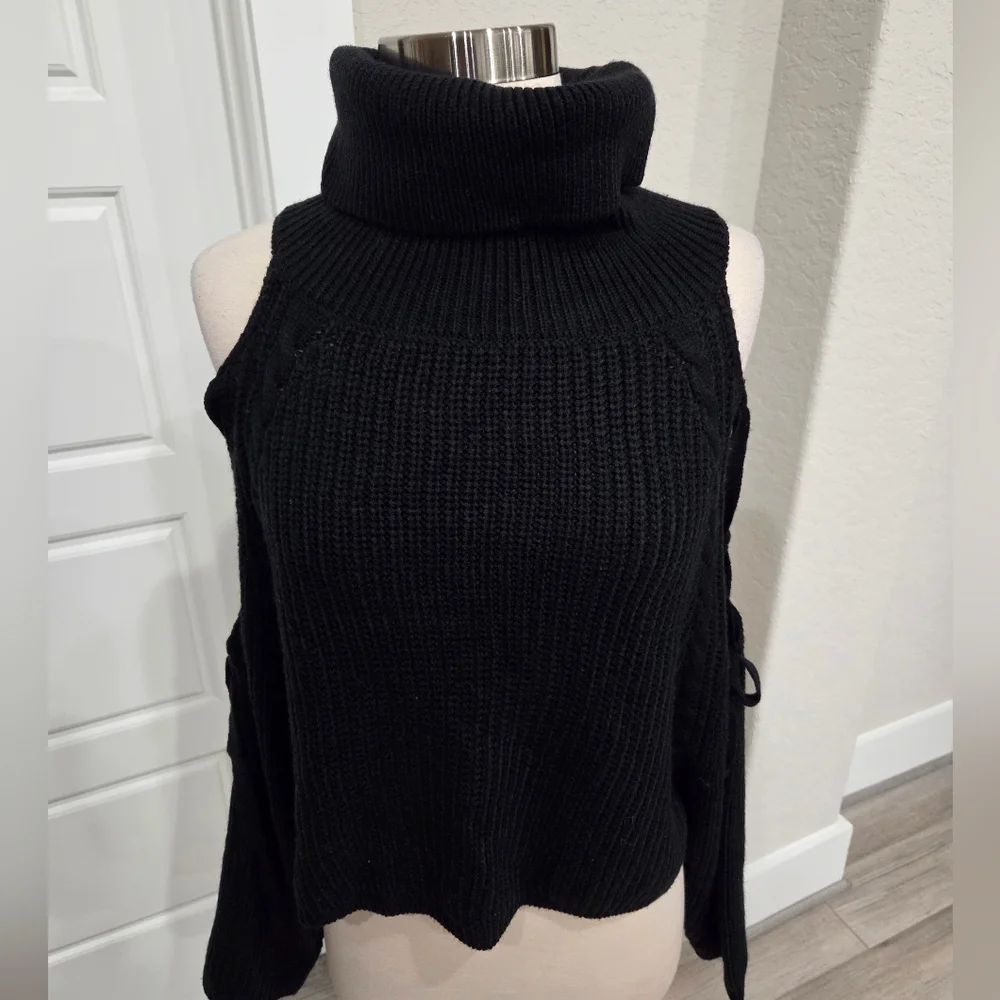 HYFVE WOMEN'S BLACK CUTOUT CROPPED TURTLENECK SIZE LARGE NWT